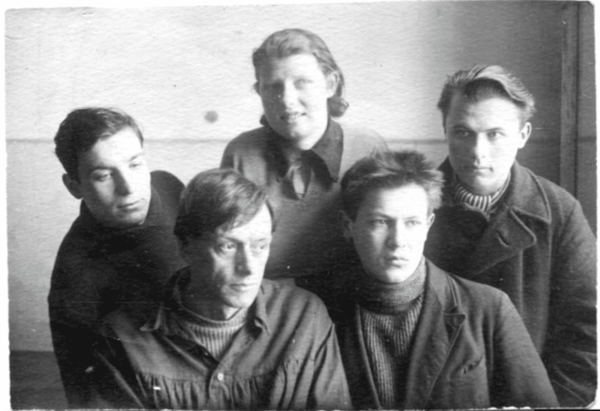 Группа из пяти мужчин позирует для общей фотографии.